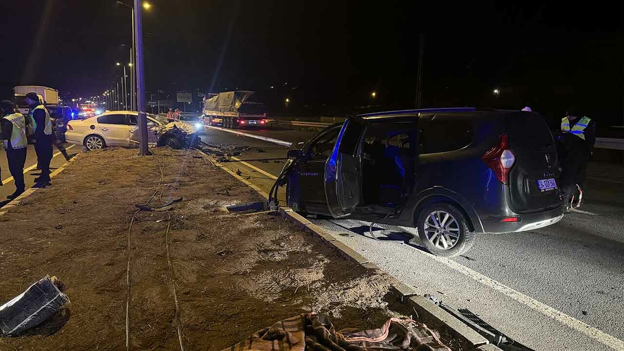 Kayseri&#039;de gece yarısı can pazarı! İki otomobil çarpıştı: 3 ölü, 4 yaralı