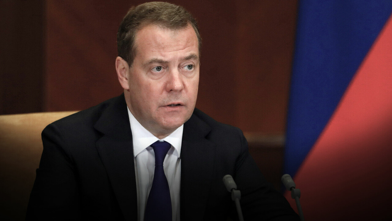 Medvedev hem &#039;tehlikeli gevezelik&#039; dedi hem de tehdit etti