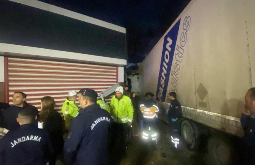 Tır servisi ezdi! İzmir'de feci kaza: 2 ölü, 12 yaralı - 1. Resim