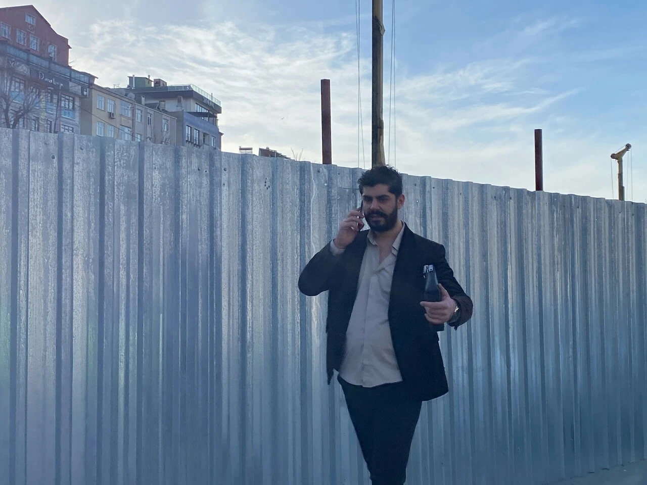 Ünlülerin kuaförü lüks aracıyla kırmızı ışıkta 3 aracı biçti