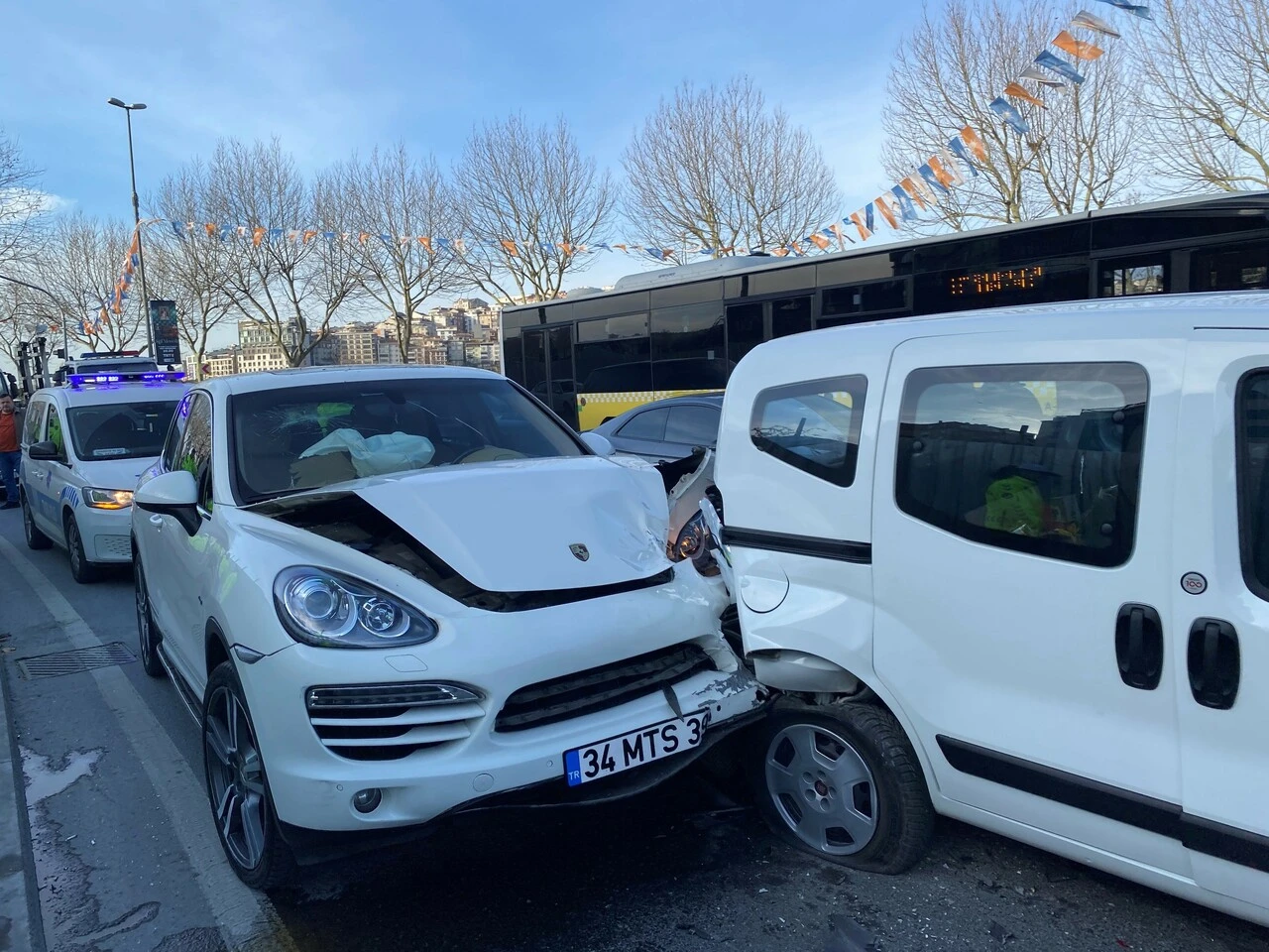 Ünlülerin kuaförü lüks aracıyla kırmızı ışıkta 3 aracı biçti