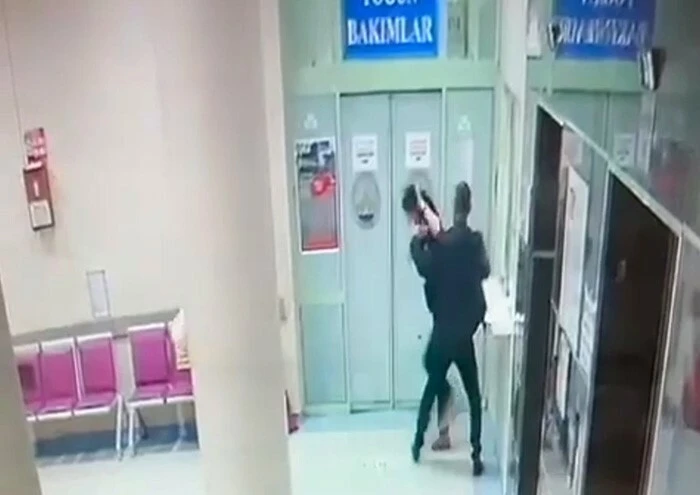 Doktoru döven kişiye ev hapsi kararına tepki yağdı! Annesinin ölüm haberini vermişti - 1. Resim