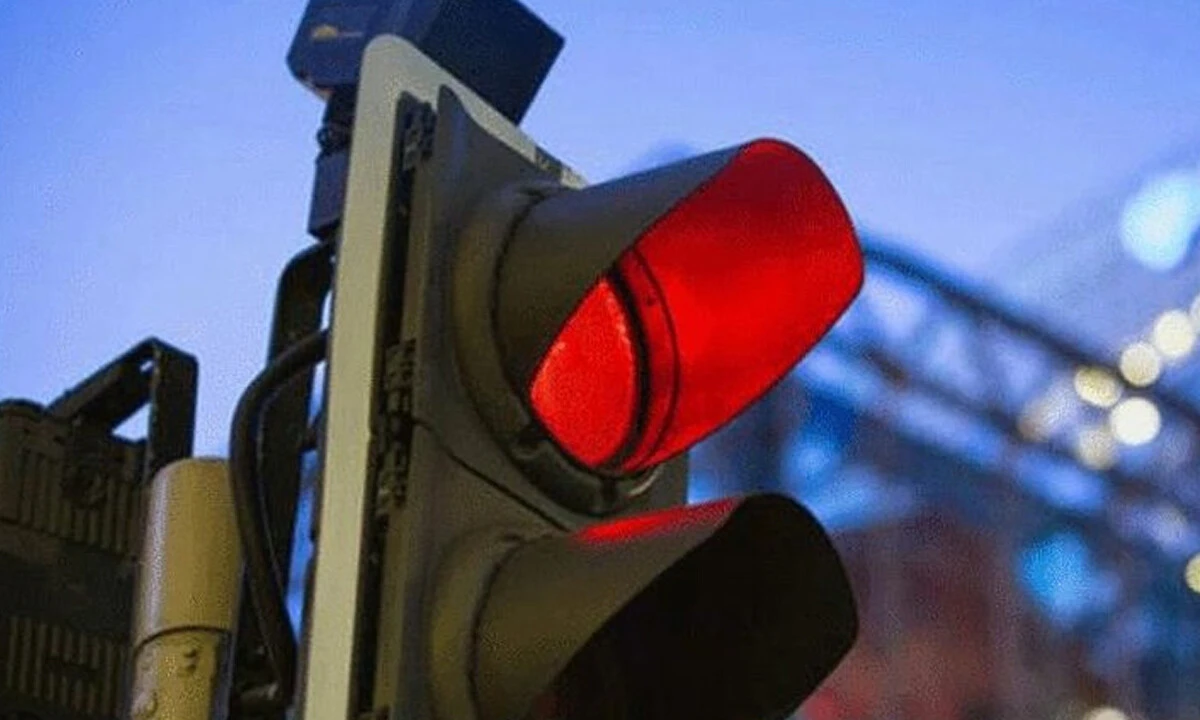 Kırmızı ışık ihlali yaptı, polisi arayıp kendini ihbar etti - 1. Resim
