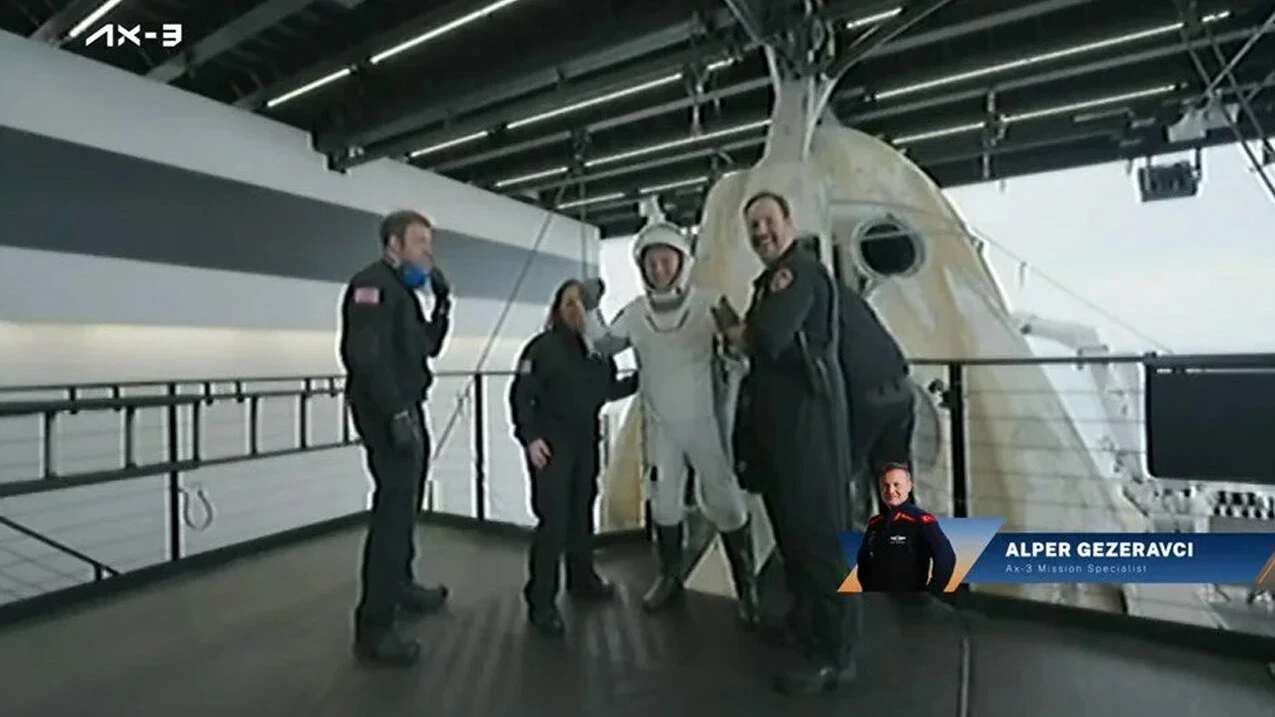 Son dakika... Türkiye'nin ilk astronotu Alper Gezeravcı Dünya'ya döndü, kapsülden çıktı