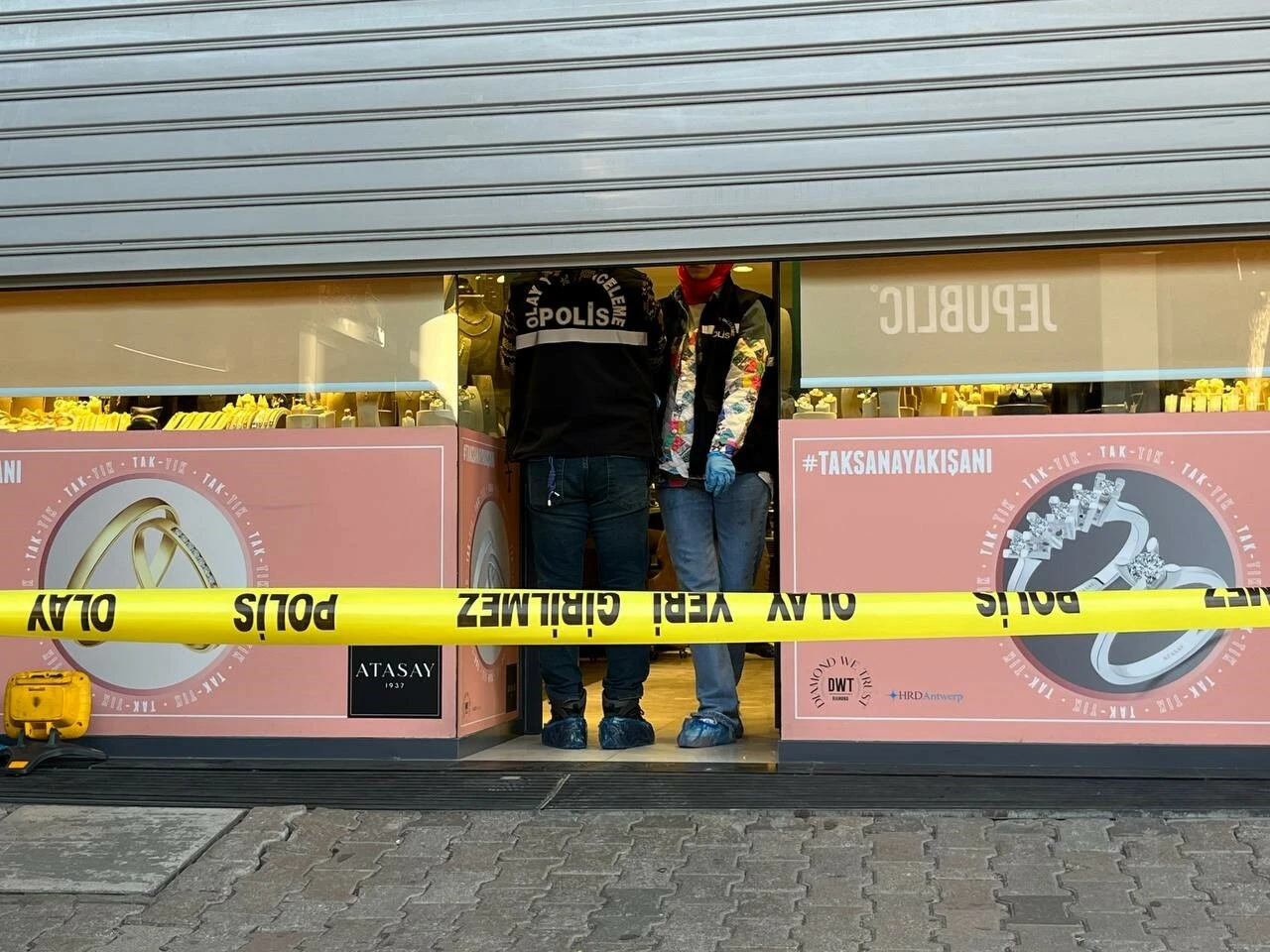 Ünlü kuyumcu firmasının AVM'deki şubesini çatıdan girerek soydular - 1. Resim