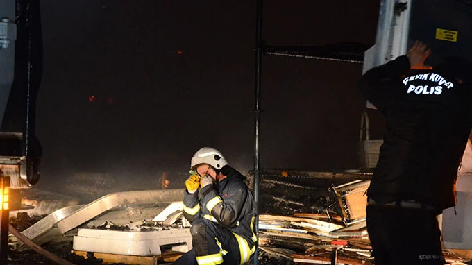Antalya'da yat tersanesini dumanlar sardı: Ekipler alevlerle mücadele ediyor! - 1. Resim