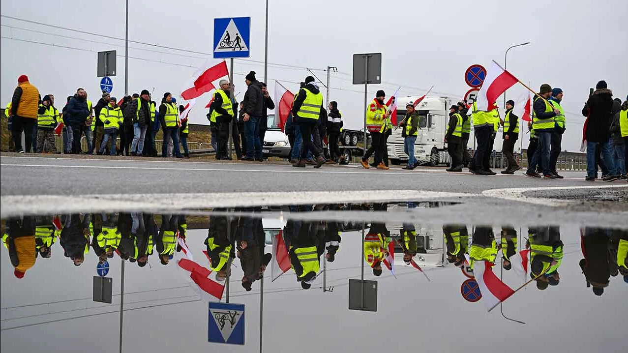 Avrupa'da çiftçi isyanı büyüyor! Sınırı kapattılar: Bize ihanet etti - 1. Resim