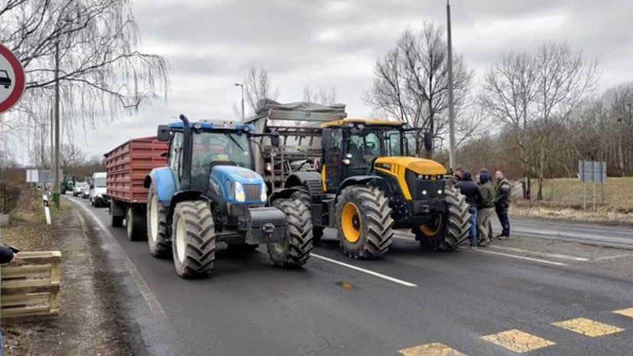 Avrupa'da çiftçi isyanı büyüyor! Sınırı kapattılar: Bize ihanet etti - 2. Resim