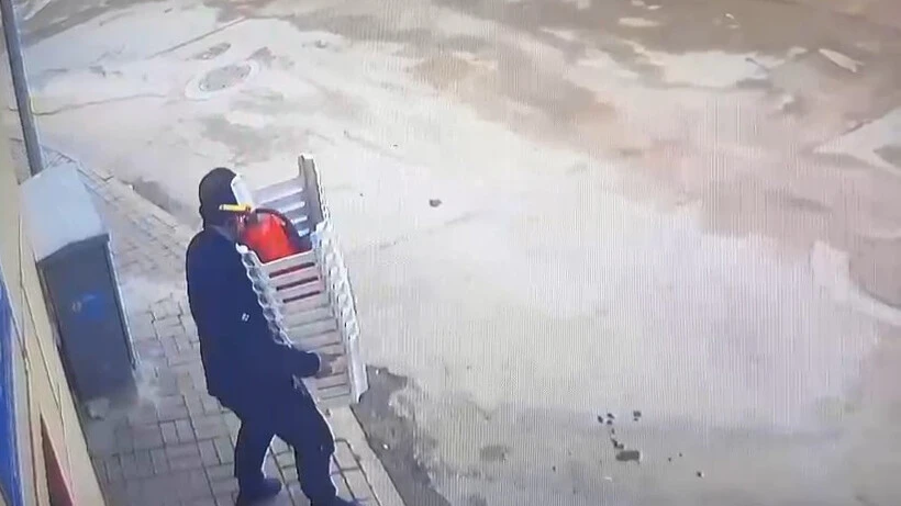 Camideki ayakkabıları deneyip ayağına olanı çaldı