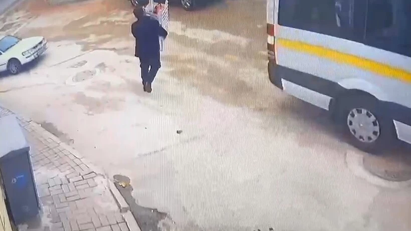 Camideki ayakkabıları deneyip ayağına olanı çaldı