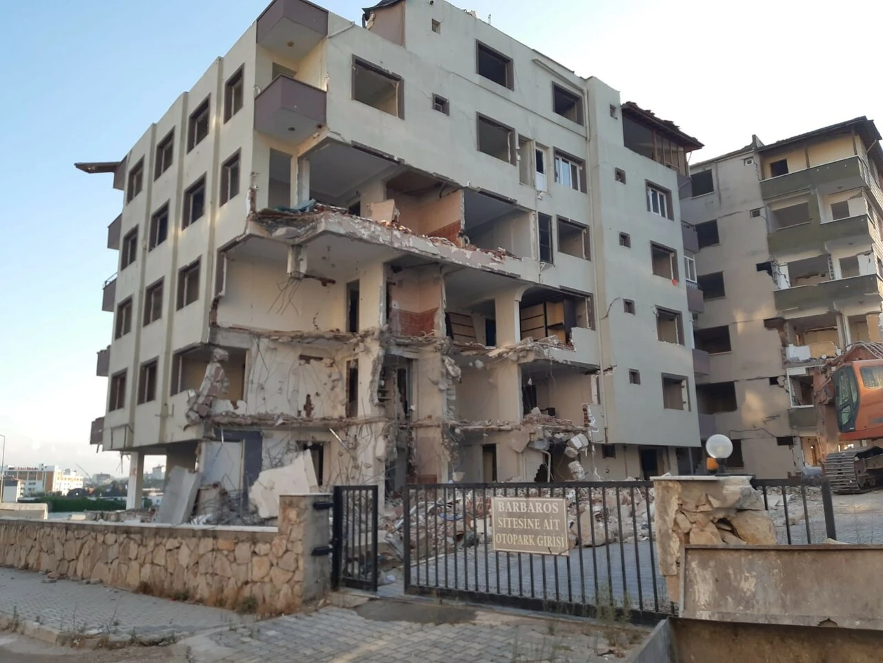 Depremde moloz yağarken panikle kaçış anından yeni görüntü