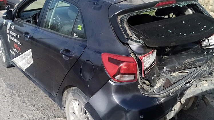 Ehliyet sınavındaki kadının otomobiline kamyonet çarptı: 4 yaralı - 1. Resim