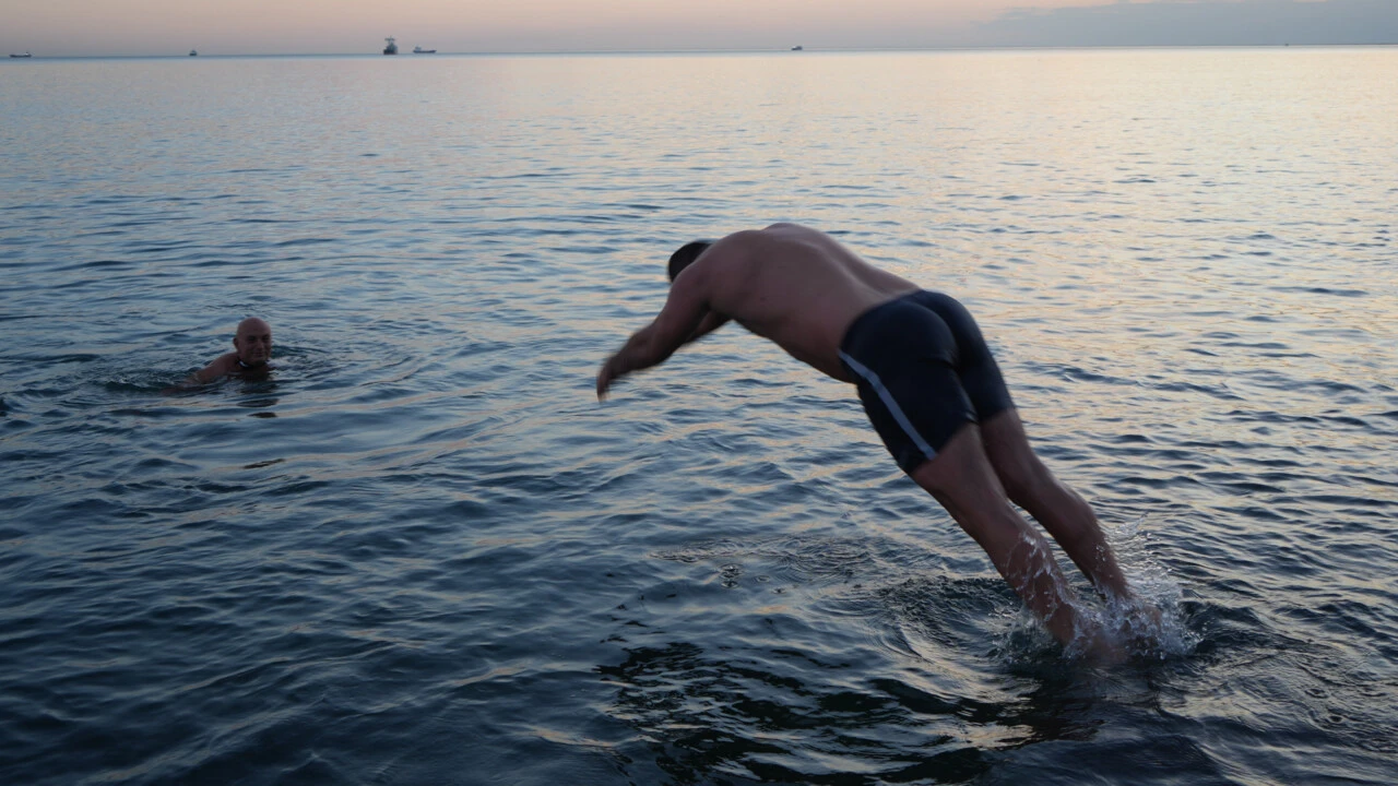 Sıcaklıkta Akdeniz'i aratmayan Samsun'da kışın deniz keyfi - 1. Resim