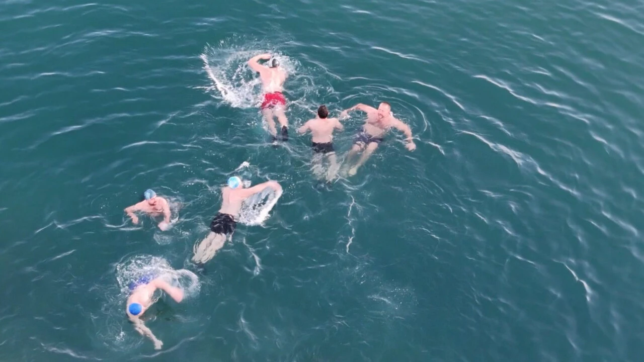 Sıcaklıkta Akdeniz'i aratmayan Samsun'da kışın deniz keyfi - 2. Resim