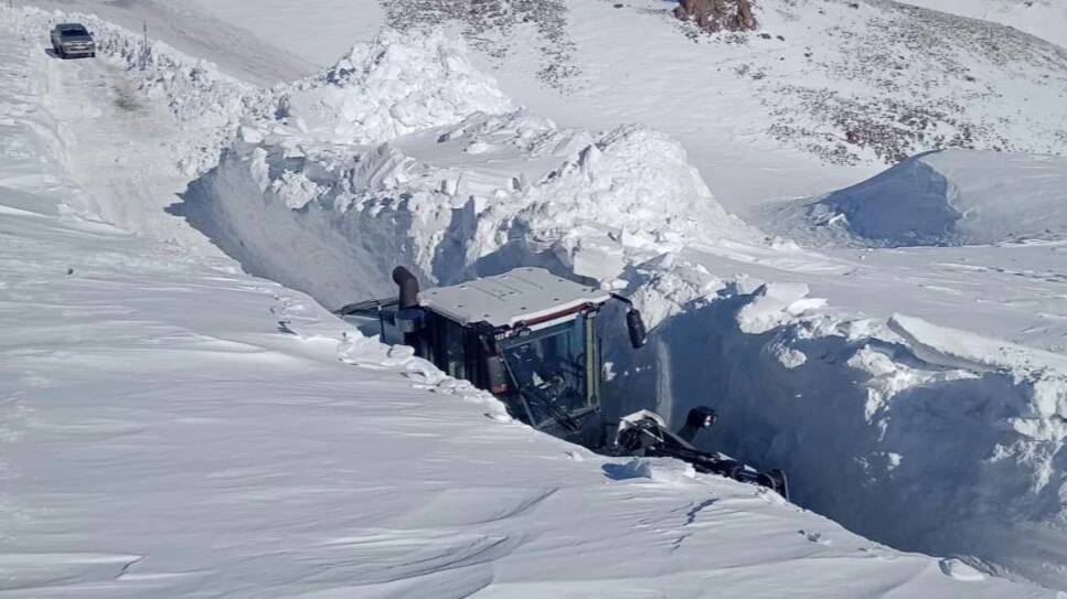 Her yer bembeyaz... Kar kalınlığı 5 metreyi buldu!.. - 4. Resim