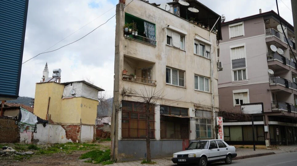 Önden ev, yandan iki boyutlu kağıt.. Görenler şaşkına dönüyor!