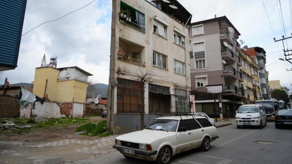 Önden ev, yandan iki boyutlu kağıt.. Görenler şaşkına dönüyor!