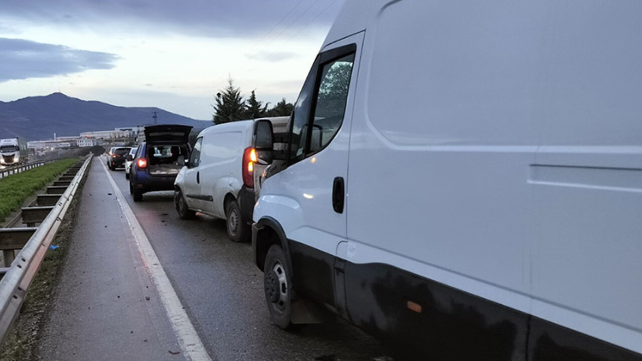 5 araç birbirine girdi, 2 polis ölümden döndü