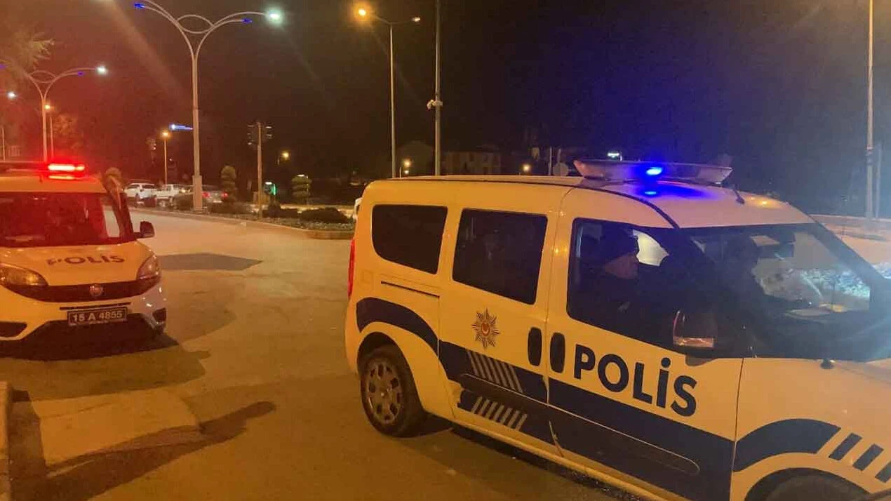 Alkollü mekanda çıkan kavga sokağa taştı, tekme ve yumruklar havada uçuştu - 1. Resim
