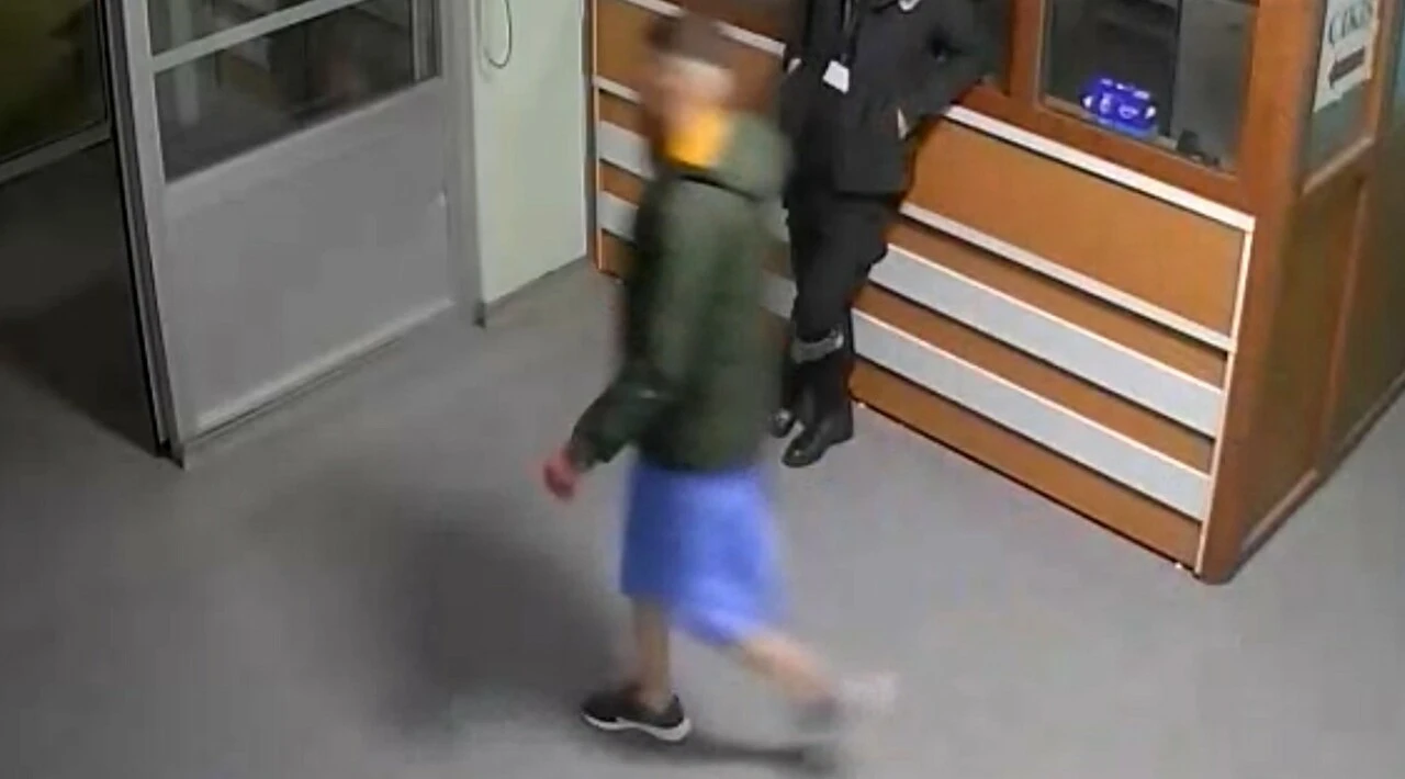 Ameliyat önlüğüyle elini kolunu sallayarak firar etti - 1. Resim