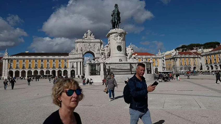 Avrupa'nın tuhaf yasaklarına bir yenisi: Kamusal alanda telefon kullanılamayacak - 2. Resim