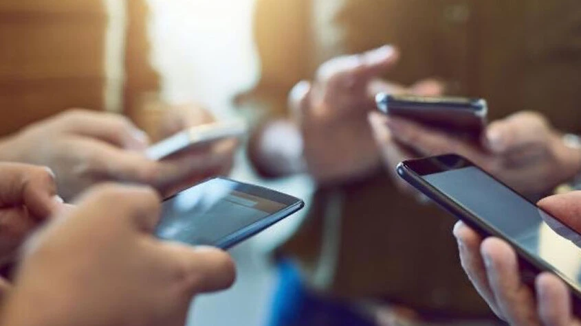 Avrupa'nın tuhaf yasaklarına bir yenisi: Kamusal alanda telefon kullanılamayacak - 1. Resim