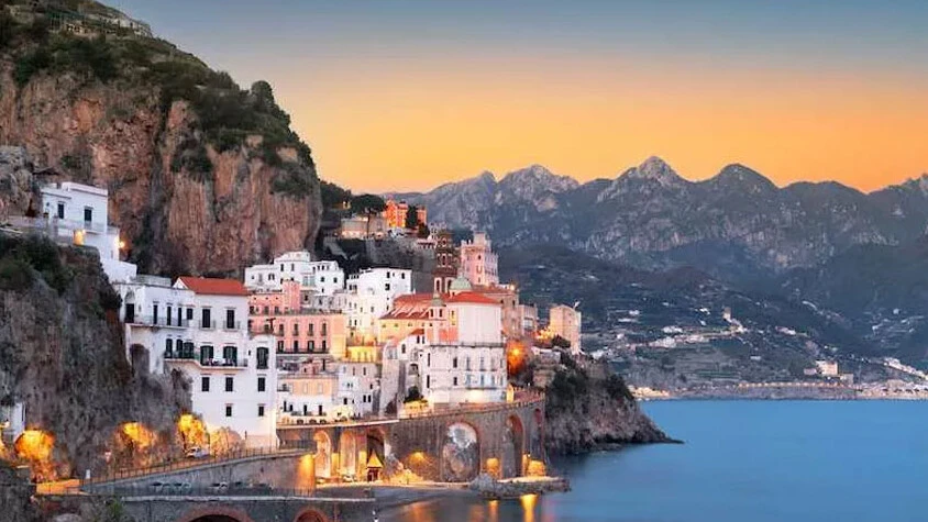 Avrupa'nın tuhaf yasaklarına bir yenisi: Kamusal alanda telefon kullanılamayacak - 3. Resim