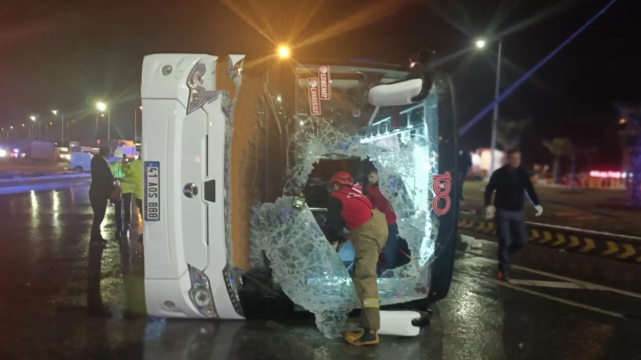 Balıkesir'de yolcu otobüsü devrildi: Ölü ve yaralılar var
