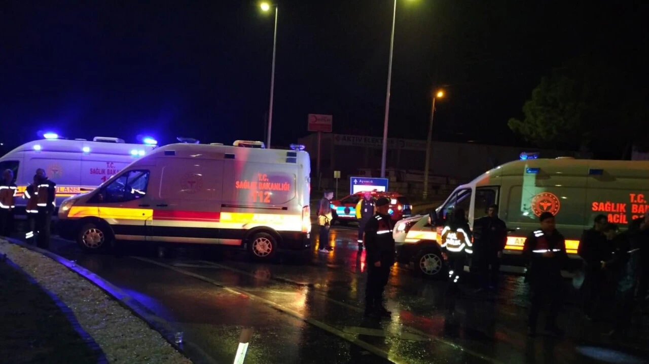 Balıkesir'de yolcu otobüsü devrildi: Ölü ve yaralılar var