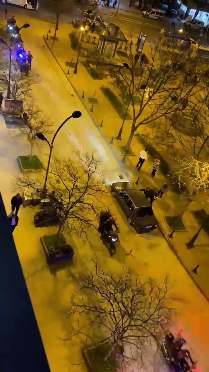 Düğün salonu savaş alanına döndü! Hızlarını alamayıp dışarıda da kavga ettiler - 2. Resim