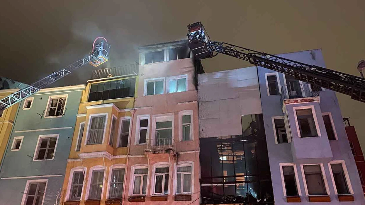 Fatih'te korkutan yangın! Yanındaki binaya da sıçradı - 1. Resim