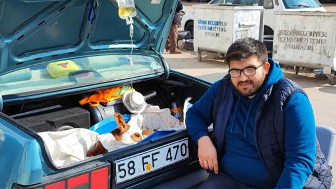 Hastalanan buzağıya bagajda serum takıldı - 2. Resim