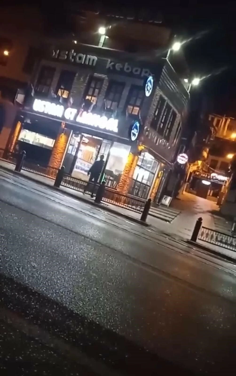 Husumetlisinin dükkanına kurşun yağdırdı