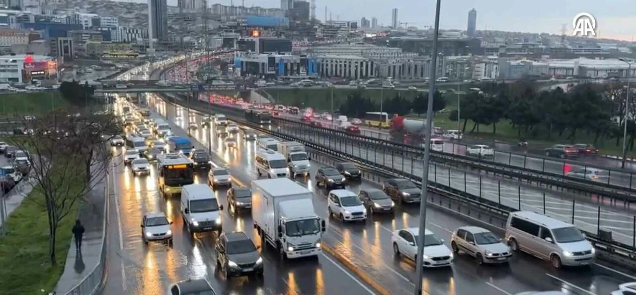 İstanbul'da yağış trafiği felç etti! Yüzde 81'e ulaştı - 1. Resim