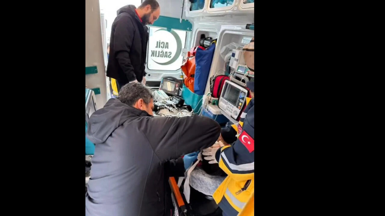 Kalbi duran genç 20 dakikalık müdahale ile hayata döndü