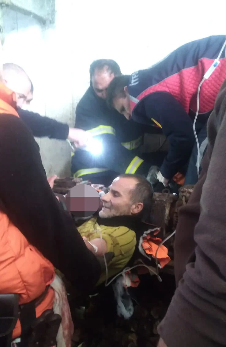 Kolu mezbaha makinesine sıkıştı, itfaiye ekipleri kurtardı