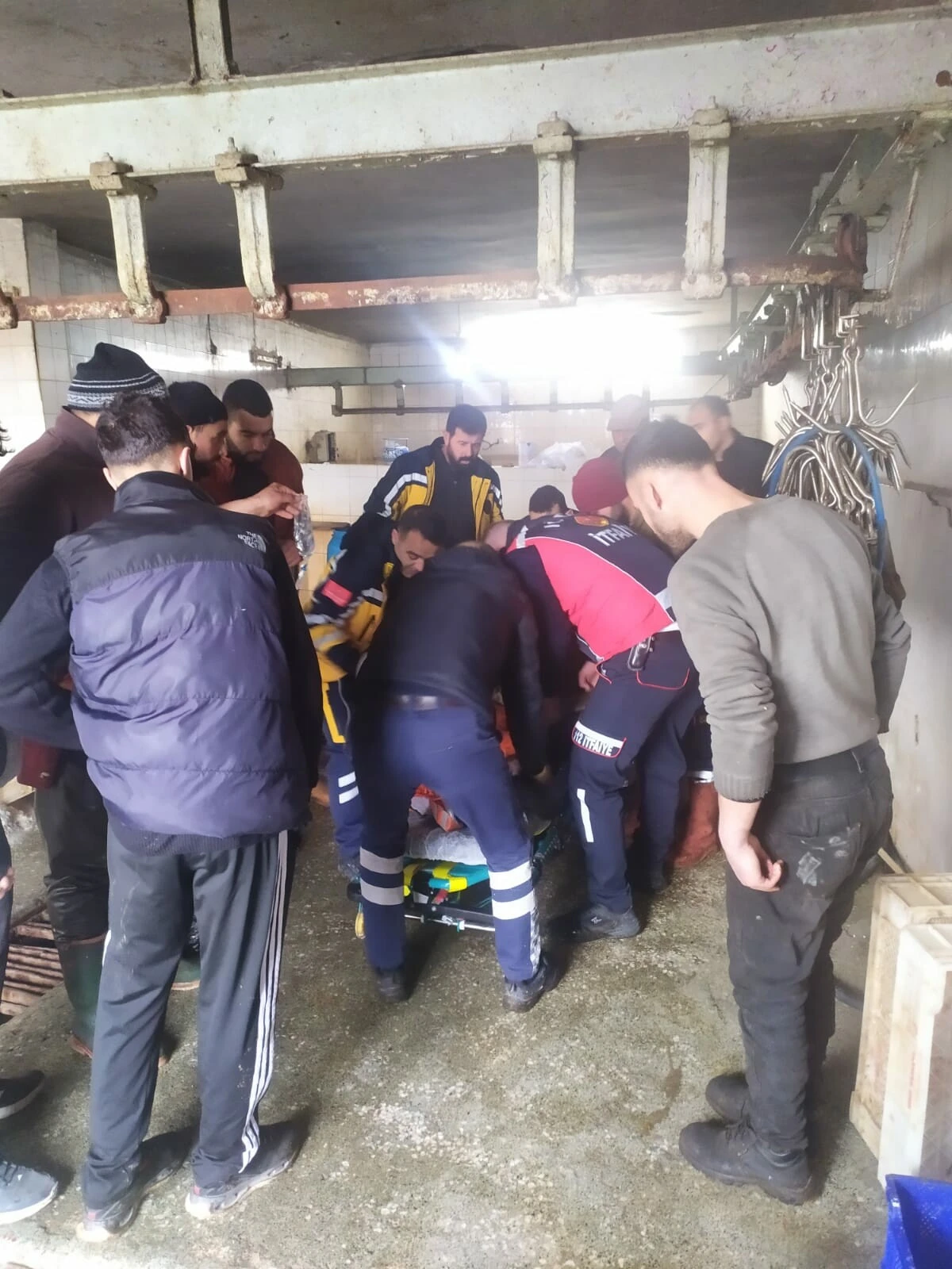 Kolu mezbaha makinesine sıkıştı, itfaiye ekipleri kurtardı