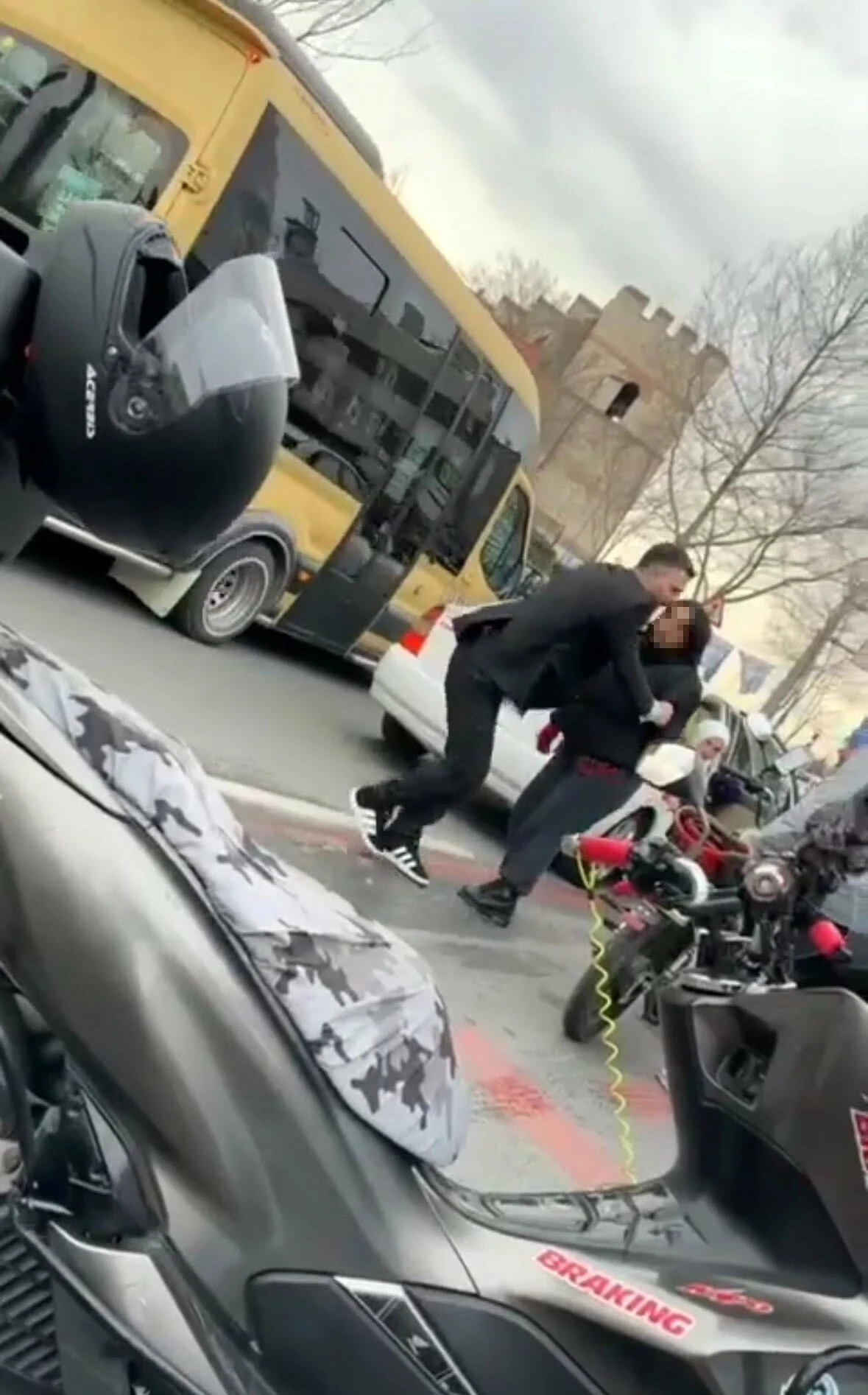 Motorcu kadının üzerine kırdı "Kemiklerini kırar eline veririm" diye tehdit etti - 1. Resim