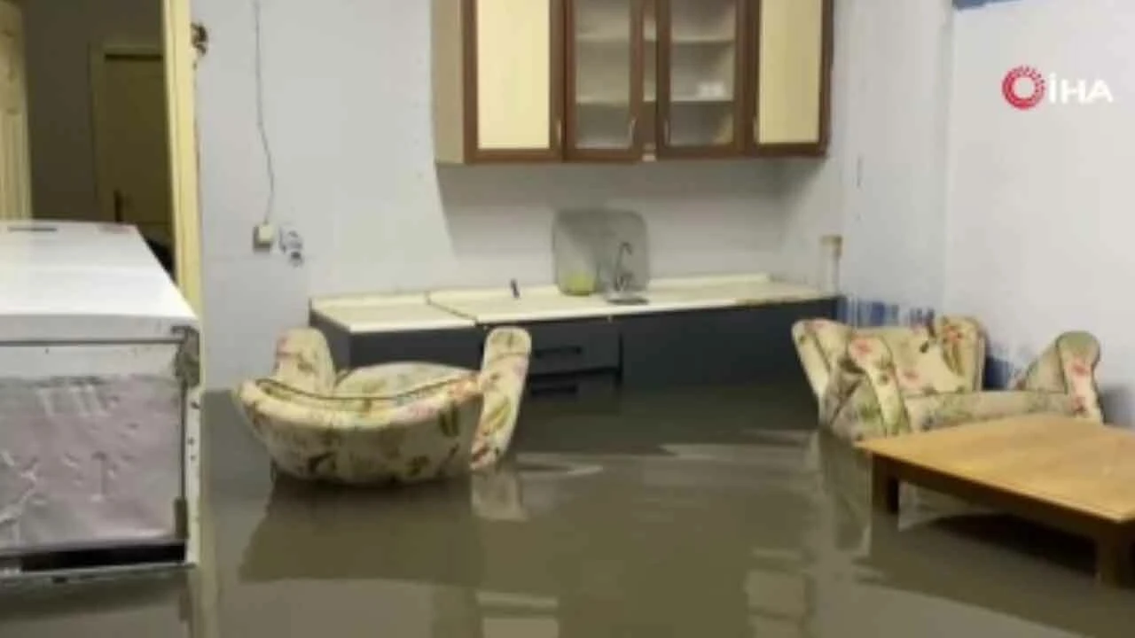 Antalya'da evleri de sel bastı, mobilyalar sular içinde kaldı