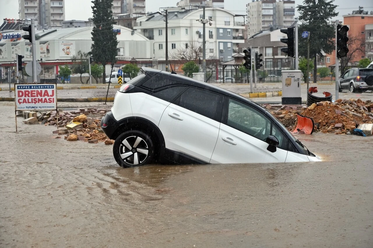 Antalya'da felaketin boyutu ortaya çıktı! Yıldırım düşme anı dronla görüntülendi