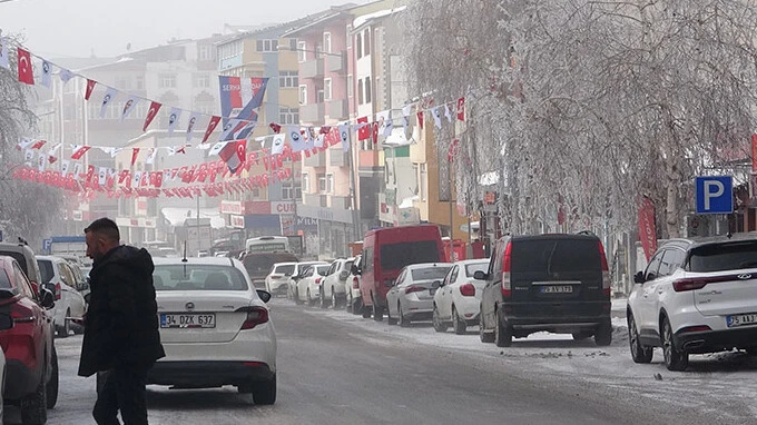 Ardahan'da dondurucu soğuk: Araçlar çalışmadı, buz sarkıntıları oluştu
