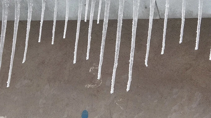 Ardahan'da dondurucu soğuk: Araçlar çalışmadı, buz sarkıntıları oluştu