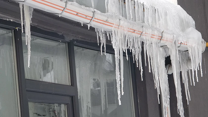 Ardahan'da dondurucu soğuk: Araçlar çalışmadı, buz sarkıntıları oluştu
