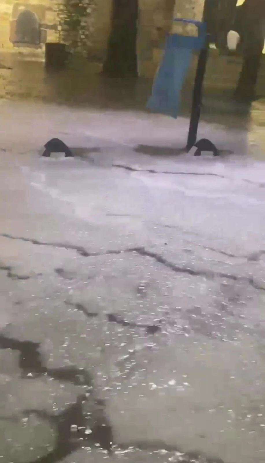 Çeşme'de önce sağanak sonra dolu yağışıyla caddeler bembeyaz oldu - 1. Resim