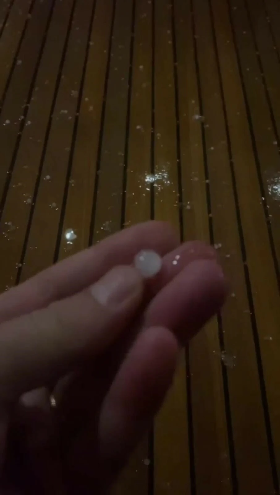 Çeşme'de önce sağanak sonra dolu yağışıyla caddeler bembeyaz oldu - 2. Resim