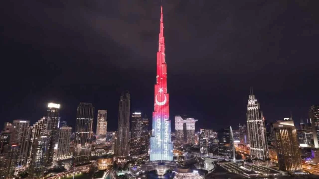 Cumhurbaşkanı Erdoğan ziyaret edecek! Burj Khalifa'ya Türk bayrağı - 1. Resim