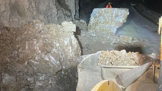 Dev kaya parçaları yola düştü! Artvin’de heyelan - 1. Resim