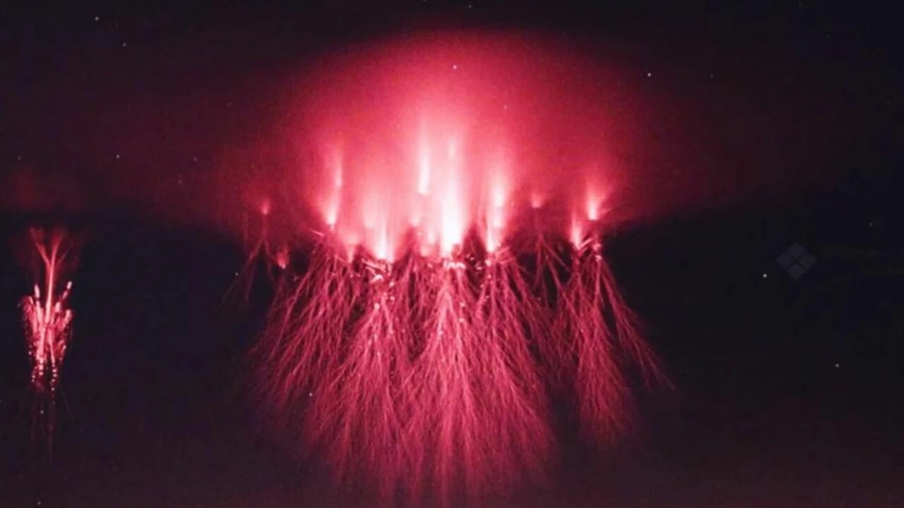 Ege'de gökyüzü kızıla döndü! Vatandaşlar akılını başından alan Kızıl Cin - 1. Resim