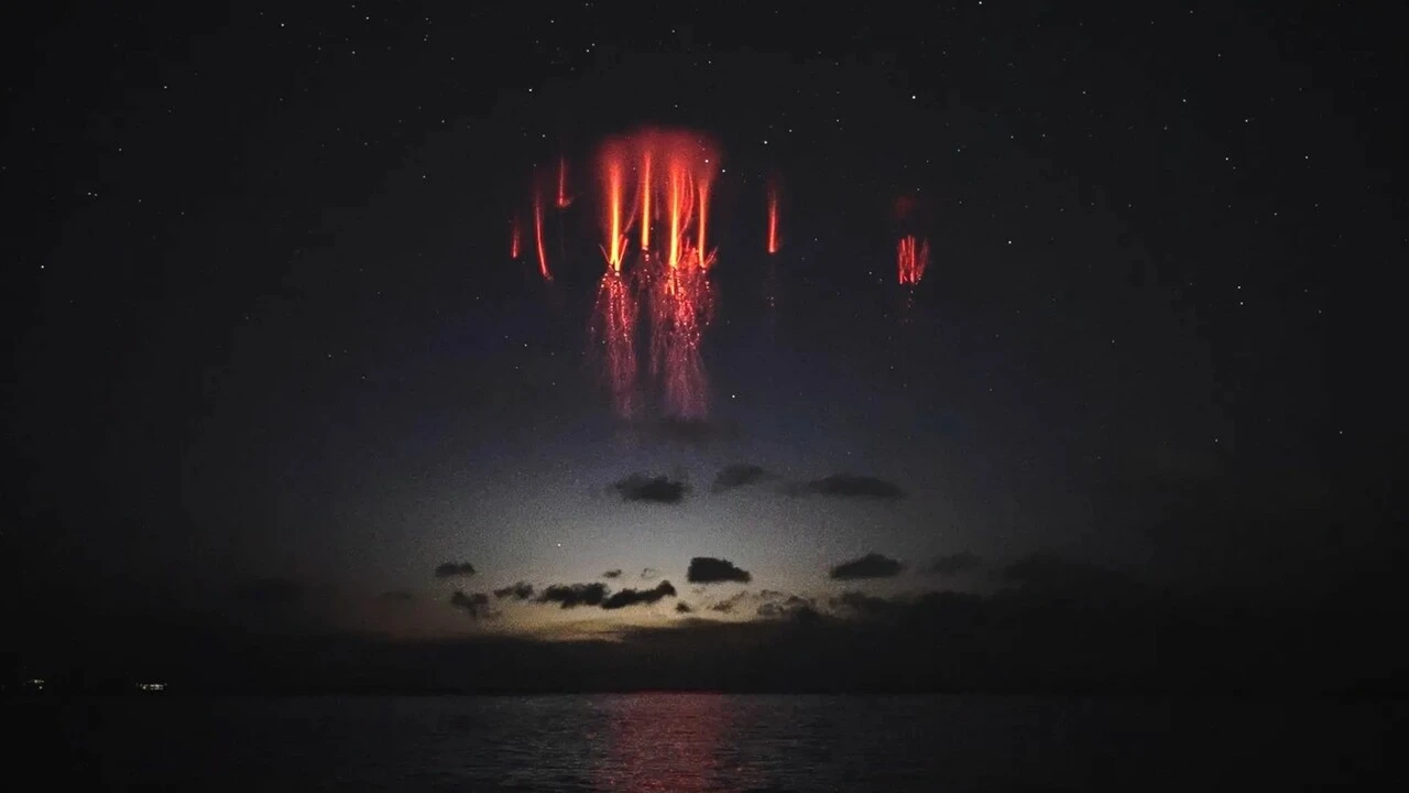 Ege'de gökyüzü kızıla döndü! Vatandaşlar akılını başından alan Kızıl Cin - 2. Resim