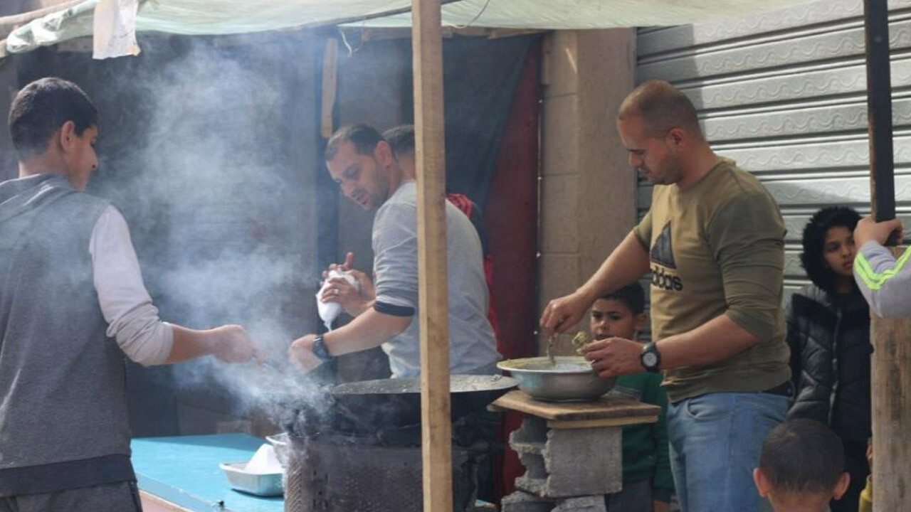 Enkaza dönen Gazze&#039;de yaşama tutunma çabası! Tezgah açıp satış yaptı 